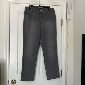 Gloría Vanderbilt, Amanda jean’s, size 16P, grey, slightly worn.